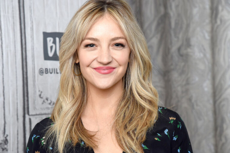 Abby Elliott Net Worth 2020